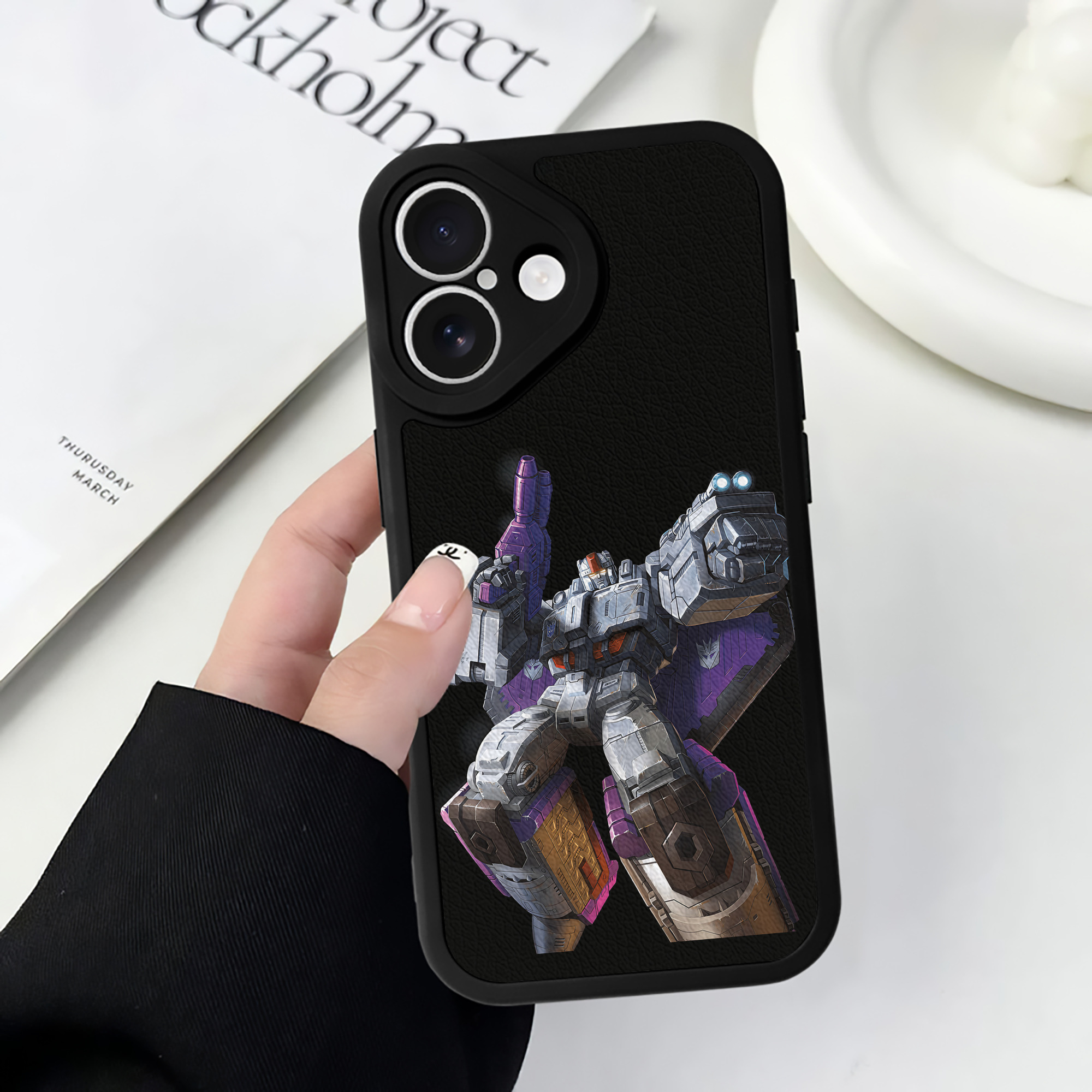 （画像用） Transformers トランスフォーマー 【iPhone 16シリーズ対応】シリコンスマホケース（レザー調） 材質：シリコン